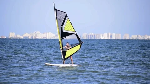 Windsurf Initiation concept: Man learning to turn the sail at the sea shore. Vídeos de archivo 112963087