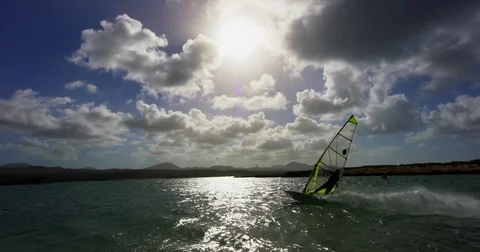 A Windsurfer Carves a line in the Sunset. Vídeo Stock 71998898