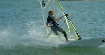 A Windsurfer carves in slow motion. Vídeo Stock 85534295