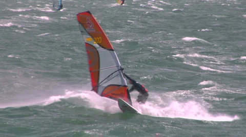 Windsurfer jumps waves Video stock 1035172