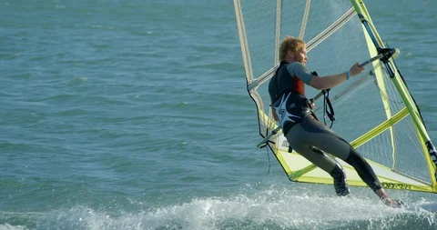 A Windsurfer prepares to make a turn. Vídeo Stock 85534598
