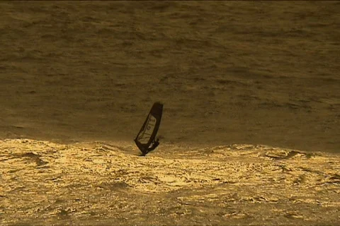 Windsurfer sailing fast Vidéo 106598