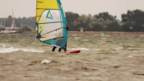 Windsurfer in strong winds on the Grevelingen Video stock 252181998