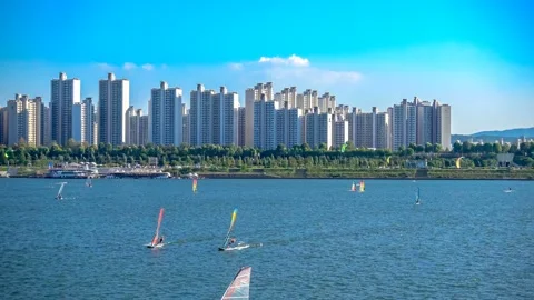 Windsurfers in the Han River. 스톡 동영상 145977922