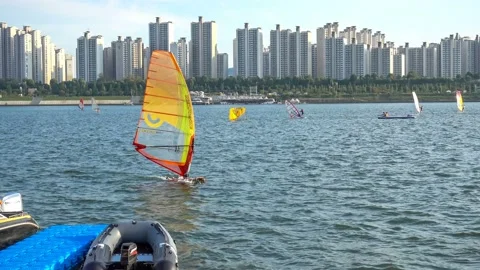 Windsurfers in the Han River. Vidéo 145978054