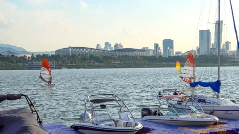 Windsurfers in the Han River. 스톡 동영상 145978081