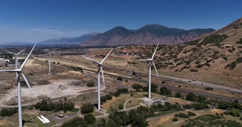 Windward Engineering wind turbines below Wasatch Range near Spanish Fork, Utah Vídeo Stock 337939050