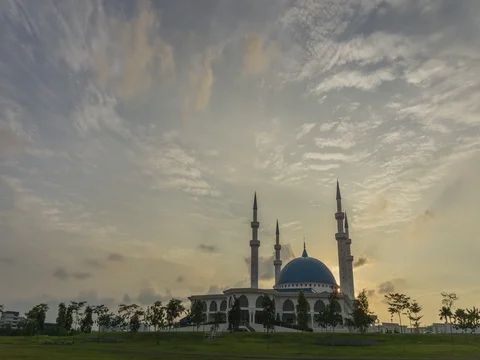Windy cloudy sunset over the mosque 4K Stockbeeldmateriaal 80126110