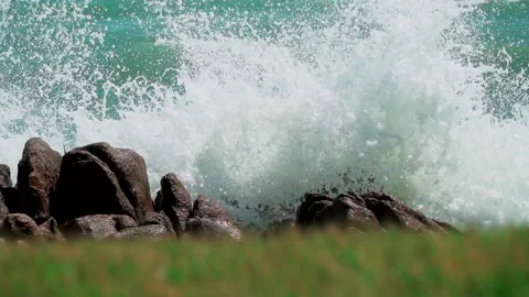 Windy create a big wave on the beach. 库存影片 146269368