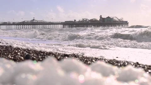 Windy Pebble Beach with High Waves and Palace Pier in the Background Vidéo 287443933