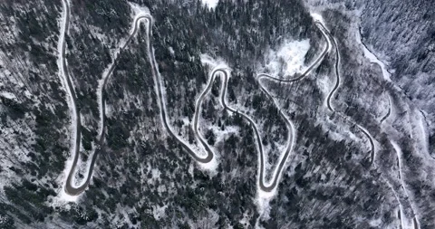 Windy road in the snowy forest. Top down view of a scenic mountain Video stock 201491680