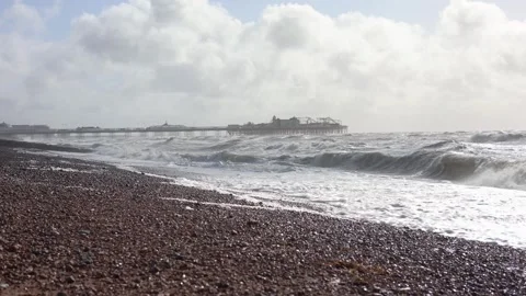 Windy Seafront with Big Waves and a View of the Palace Pier, Brighton, UK Vidéo 287444071