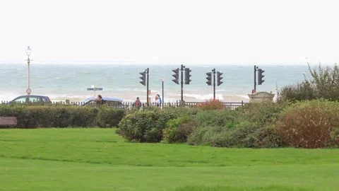 Windy Seafront with big waves from Brunswick Square, Brighton, UK Vidéo 287442685