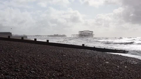 Windy Seafront with The Old Pier and The Palace Pier in the Background Vidéo 287440855