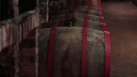 Wine barrels in the cellar Vídeos de archivo 85384256