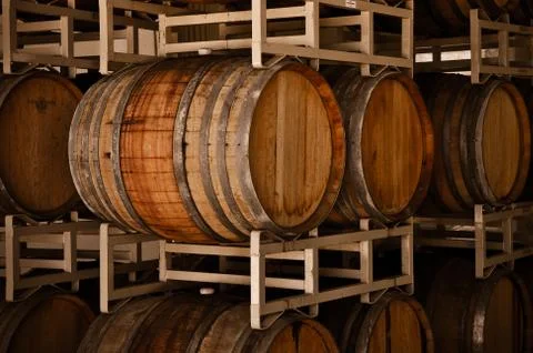 Wine barrels in cellar Foto stock