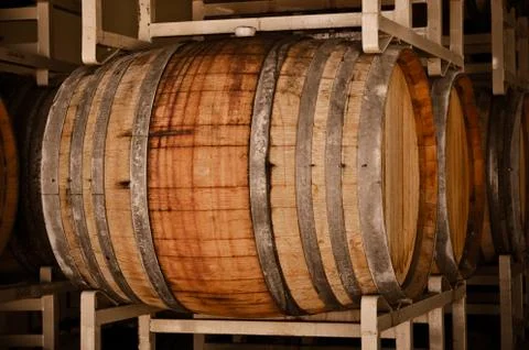 Wine barrels in cellar Foto stock
