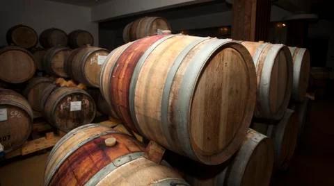 Wine barrels in cellar. Foto stock