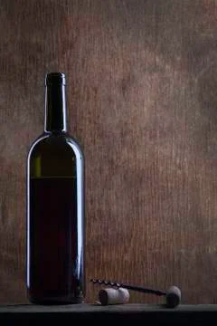 Wine bottle on a background of old wood Foto stock