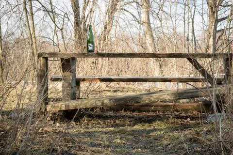 Wine Bottle on Broken Table Stock-Fotos