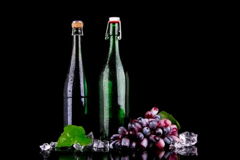 Wine bottle with red grape Stock-Fotos