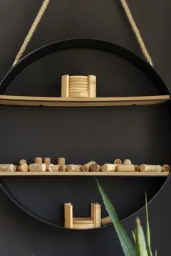Wine Corks Arranged on a Circular Wall Shelf Foto stock