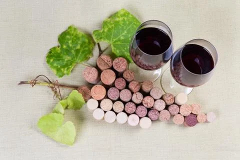 Wine corks lying in form of grape cluster, red wine Foto stock