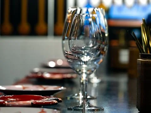 Wine glasses and plates on a restaurant table Foto stock