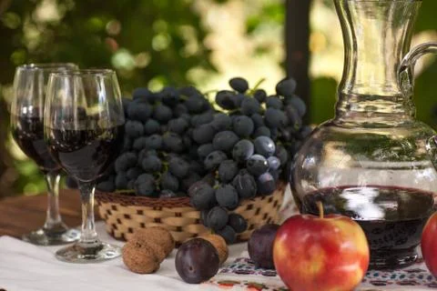 Wine in glasses with bunch of grape. Foto stock