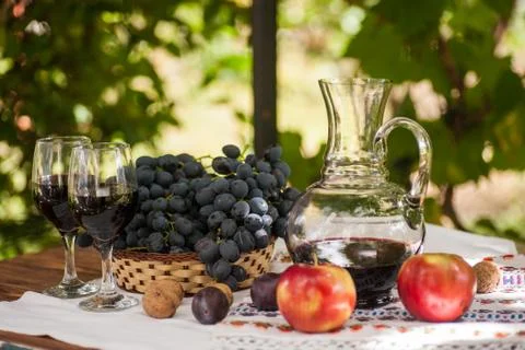 Wine in glasses with bunch of grape. Foto stock