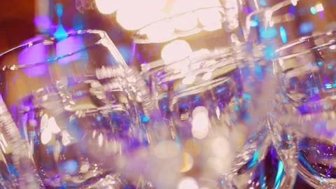 Wine glasses shimmer in the rays of light on the bar counter in a nightclub. Stock Footage 169284036