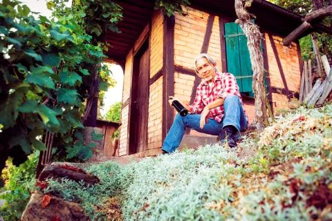 Winemaker Sitting By His Cottage Stock-Fotos