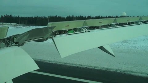 The wing of the aircraft with flaps open when landing. Video stock 125281482