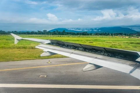 The wing of the aircraft with flaps open when landing for stop 스톡 사진