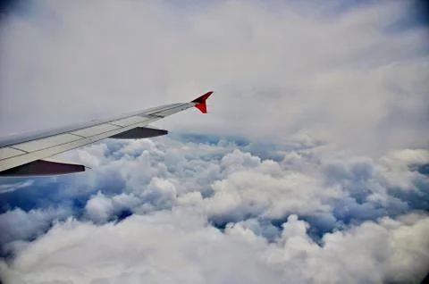 Wing aircraft hovering above the clouds Foto stock