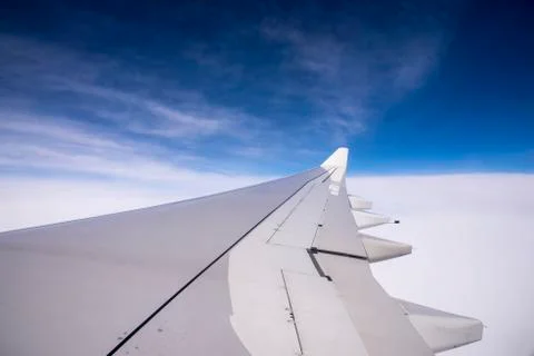 Wing of an airplane flying Stockfoto's