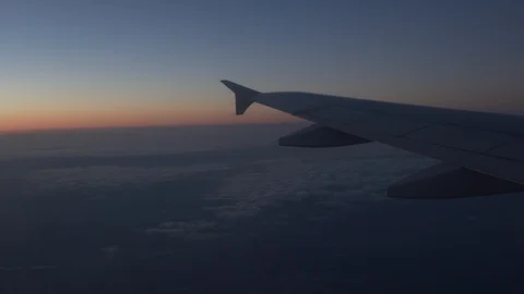 Wing of a airplane in the sunset Video stock 112392007