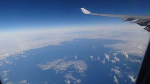 Wing of an airplane from the window in the sky without clouds Foto stock