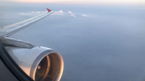 Wing and engine airplane flying on cloud and sky background 库存影片 89135034