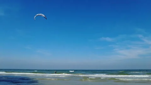 Wing over the ocean, jetboat on the beach 库存影片 148516611