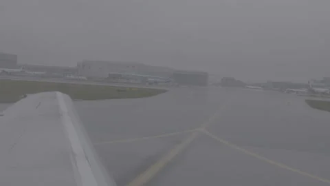 Wing of Plane as it Takes Off Video stock 154005721