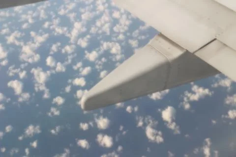 Wing of the plane on sky background - plane wing with cloud patterns Foto stock