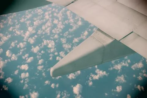 Wing of the plane on sky background - plane wing with cloud patterns Foto stock