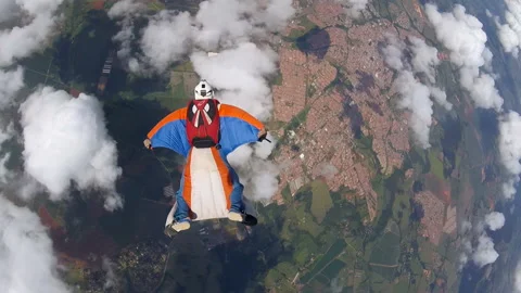 Wing suit cloud day Vídeos de archivo 128011512
