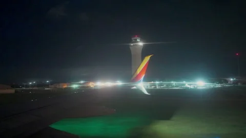 Winglet passing the control tower at night at Austin airport Vídeos de archivo 348793923