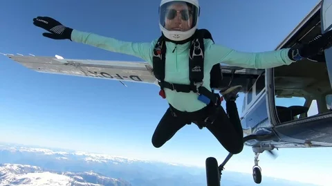 Wingsuit skydiving Vídeos de archivo 103249769