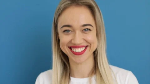 Winking blonde big red lips woman in white t-shirt on blue Stock-Footage 121802126