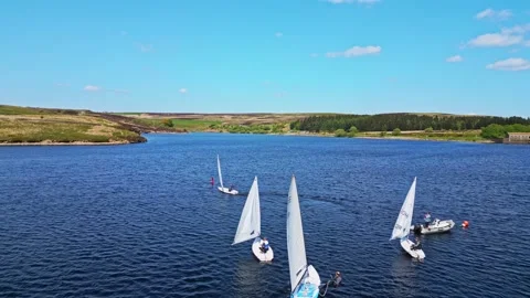 Winscar reservoir in Yorkshire sets the scene for an exhilarating sailing e.. 库存影片 243096853