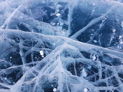 Winter abstract background blue ice with white cracks Foto stock