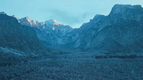 Winter aerial view of snow capped mountain valley near lake Almsee, Austria 库存影片 346560747